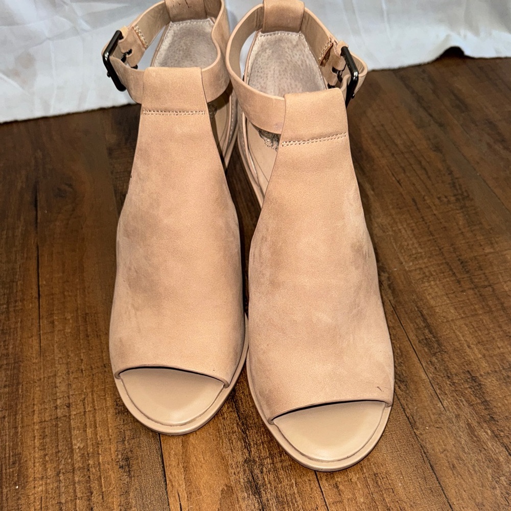 Vince Camuto Nude T-Strap Peep-Toe Heels - Picture 10 of 11
